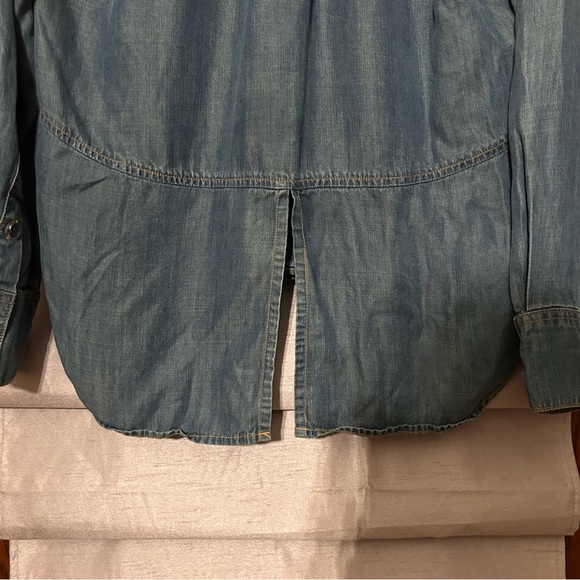 Anthropologie Cloth & Stone Women's Split Back Chambray Top Size‎ S Button Up - Picture 7 of 10